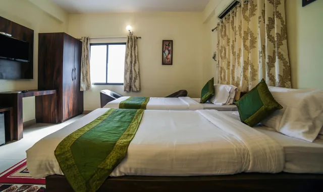 Standard, Twin Beds, Treebo Ivory House 1/7