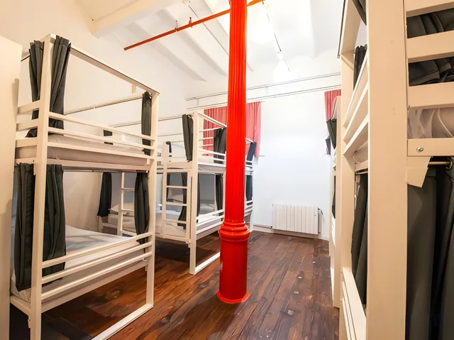 Private, 6 Bunk Beds, Shared Bathroom، Safestay Barcelona Gothic 1/1