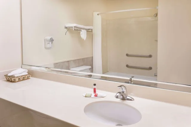 غرفة بسرير كينج لذوي الإعاقة، Super 8 by Wyndham Duson Lafayette West Area 3/4