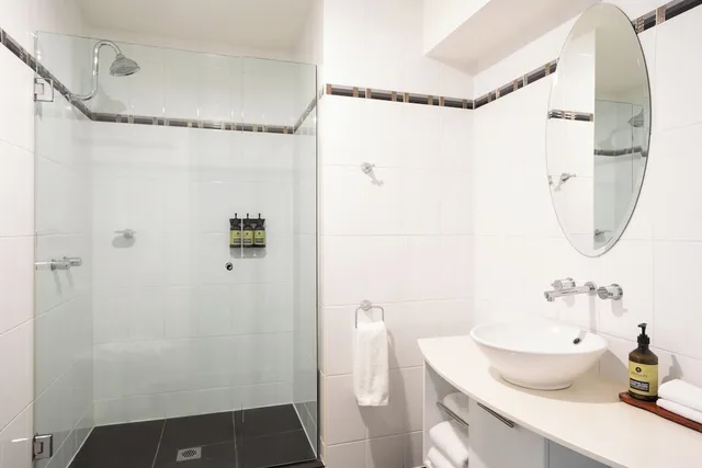 Studio, Double Bed, River View, Peppers Seaport Launceston 4/8