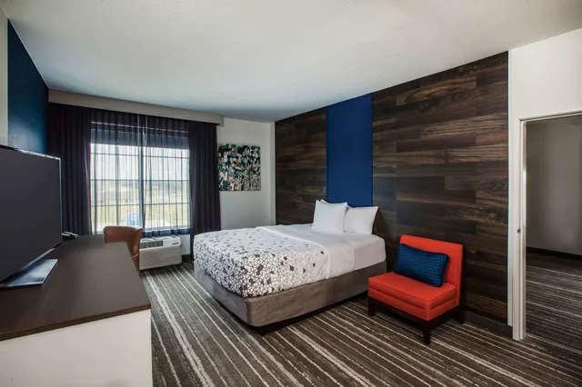 غرفة ديلوكس بسرير كينج، La Quinta Inn Suites By Wyndham Owasso 4/7