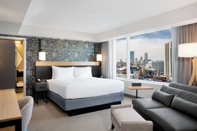 غرفة بسرير كينج لذوي الإعاقة، Courtyard by Marriott Boston Downtown/North Station 1/4
