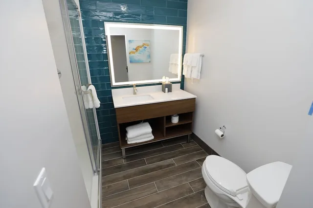 غرفة بسرير كينج، La Quinta Inn & Suites by Wyndham Williston Burlington 2/2