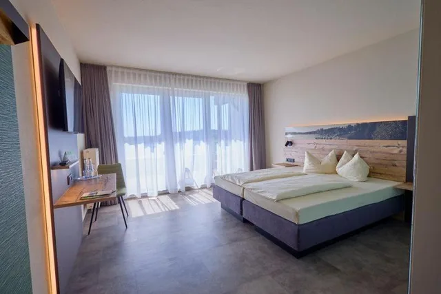 غرفة بسرير مزدوج بإطلالة على البحيرة، Hochwalder Wohlfuhlhotel 1/8