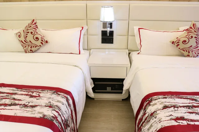 غرفة عائلية بسريرين كوين، Red Hotel Cubao 2/6