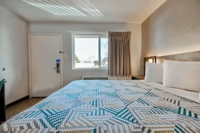غرفة قياسية بسرير كينج للمدخنين، Motel6 Santa Fe, NM 4/6