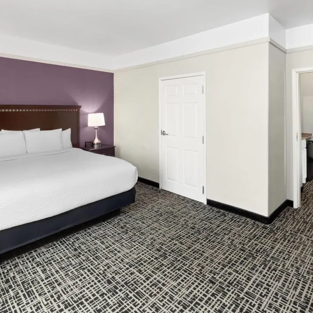 جناح بسرير كينج بغرفة نوم واحدة بحوض استحمام لذوي الإعاقة، La Quinta Inn and Suites by Wyndham Brownwood 2/5