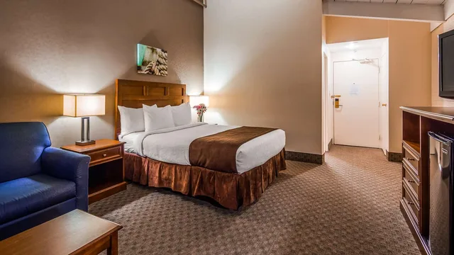Room, Queen Bed, Water View, Sofa، Best Western Adams Inn Quincy-Boston 1/3