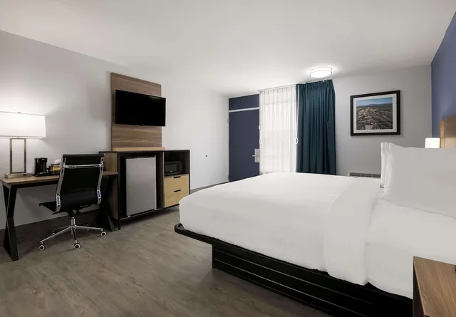 غرفة قياسية بسرير كينج لذوي الإعاقة، SureStay Plus by Best Western Pigeon Forge 1/3