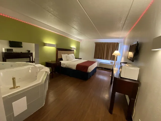 جناح شهر العسل بسرير كينج بجاكوزي، Travelodge Cleveland/Willoughby 1/7