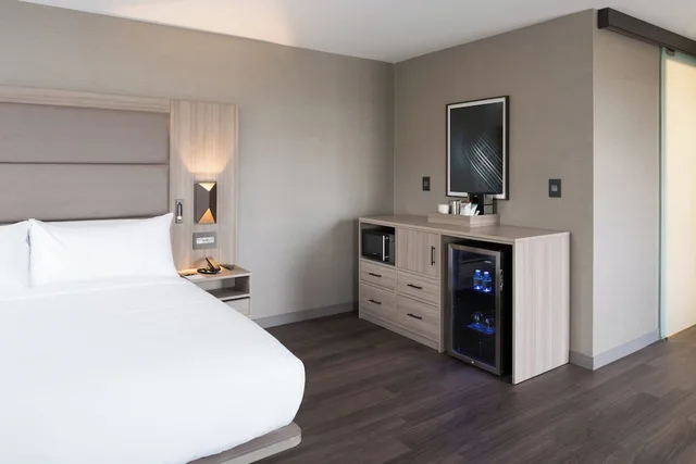جناح بسرير كينج بغرفة نوم واحدة مع أريكة، AC Hotel by Marriott Boston Cleveland Circle 2/5