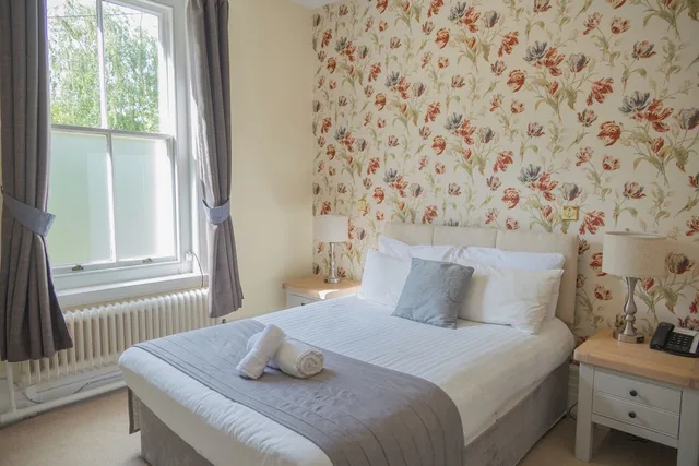 Manor, Double Bed, Small، Woodlands Manor 2/10