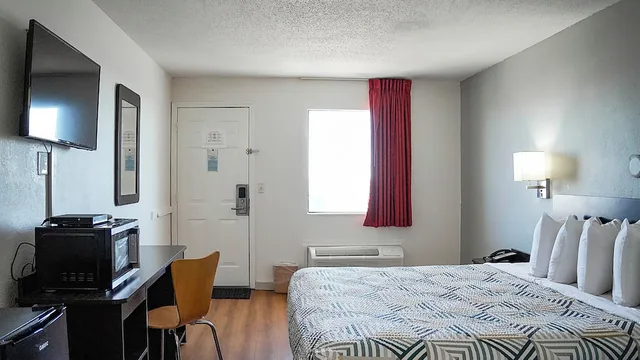 Deluxe, King Bed, Motel6 Rolla, MO 5/10