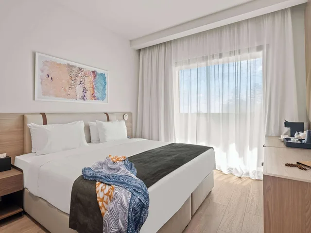 Classic, Twin Beds, Convertible Double Bed، Mercure Larnaca Finikoudes Beach 3/10