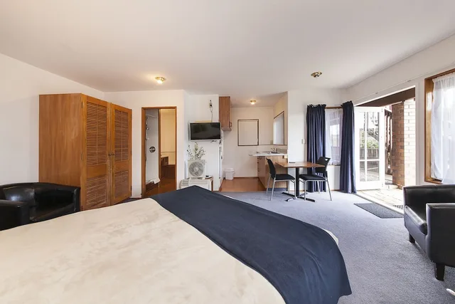 Upstairs, Studio، Cascades Lakefront Motel 5/7
