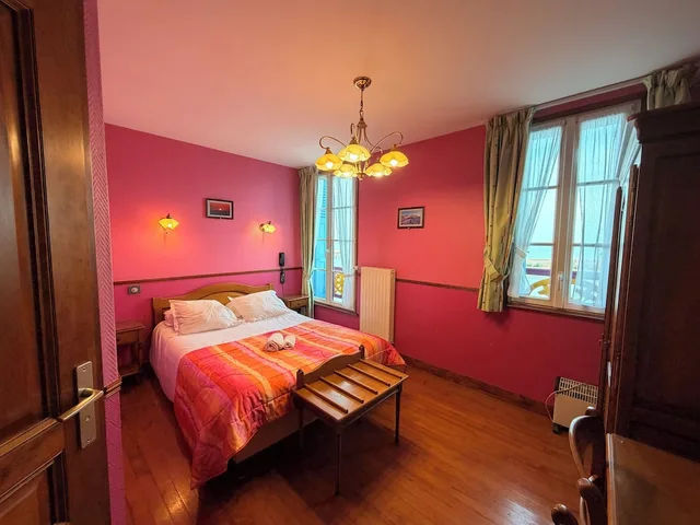 غرفة بسرير مزدوج بإطلالة على المرفأ، Hotel De Calais 2/10