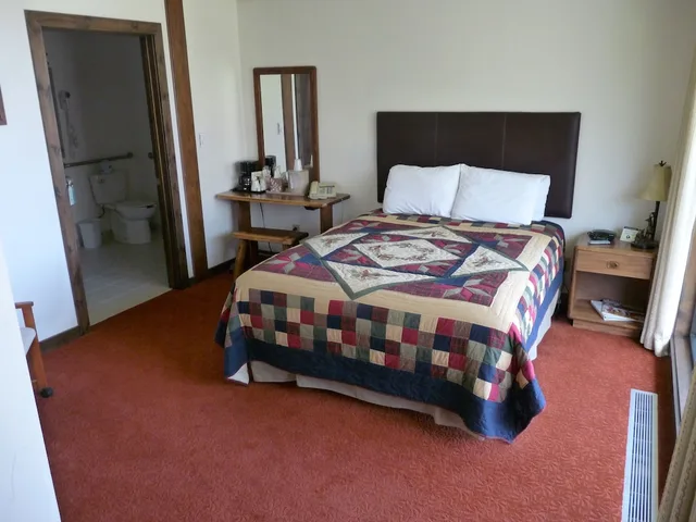 Senior, Queen Bed, River View، RiverBank Lodge 1/1