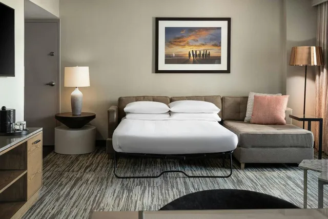 Topanga, Junior Suite, King Bed, Sofa, High Floor, Warner Center Marriott Woodland Hills 1/3