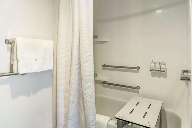 جناح بسريرين كوين بغرفتي نوم لذوي الإعاقة، Sonesta Es Suites San Francisco Airport Oyster Point Waterfront 5/6