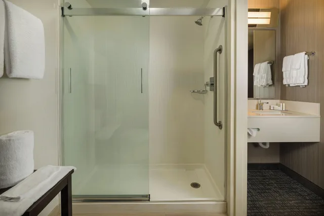 جناح بسرير كينج بغرفة نوم واحدة مع أريكة لذوي الإعاقة، Courtyard New Haven Orange Milford 3/3