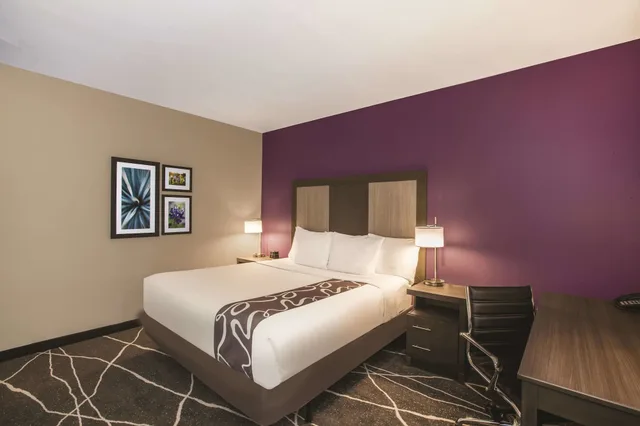 غرفة ديلوكس بسرير كينج لذوي الإعاقة، La Quinta Inn Ste By Wyndham Dallas Ne Arboretum 1/3