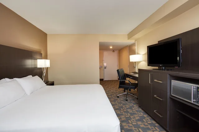 غرفة قياسية بسرير كوين، Holiday Inn Express Suites Fredericton 1/4