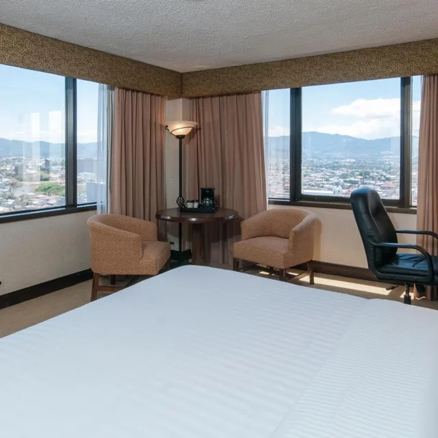 غرفة قياسية ركنية بسرير كينج بإطلالة على المدينة، Delta Hotels by Marriott San Jose Aurola 8/9