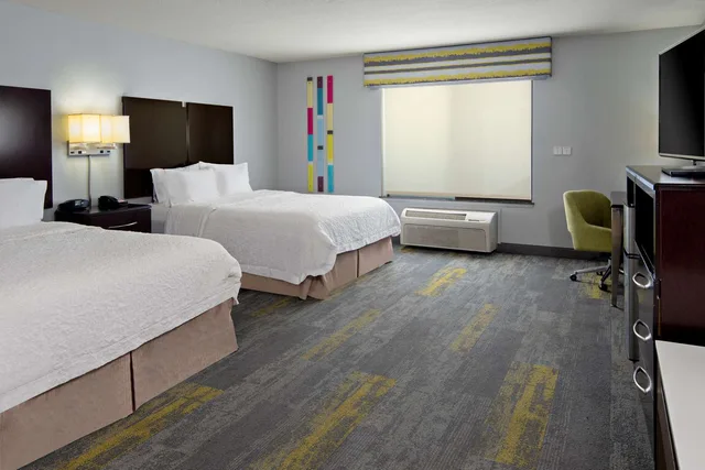 غرفة بسريرين كوين بحوض استحمام لذوي الإعاقة، Hampton Inn and Suites-Bakersfield/Hwy 58, CA 2/3