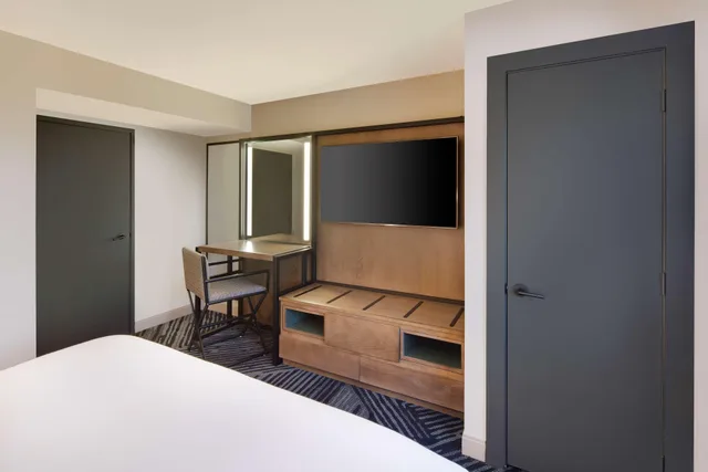 جناح بريميوم بسرير كينج بغرفتين، Embassy Suites by Hilton San Rafael at Marin Center 2/3
