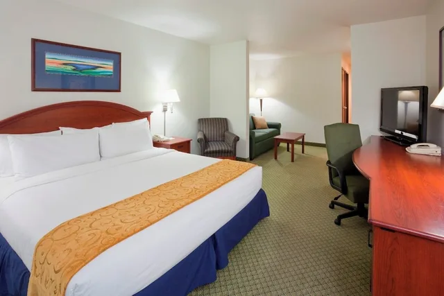 جناح بسرير كينج مع أريكة، Crossings by GrandStay Inn & Suites 1/10