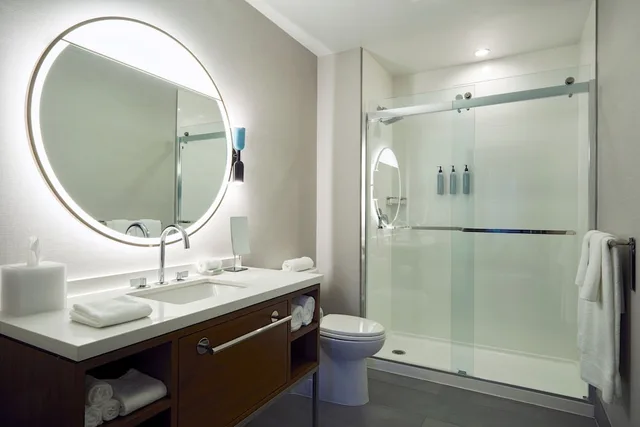 غرفة بسرير كينج بشرفة مع أريكة، Courtyard by Marriott Santa Barbara Downtown 7/10