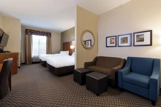 جناح بسريرين كوين مع أريكة، Comfort Suites Troy-I75 7/10