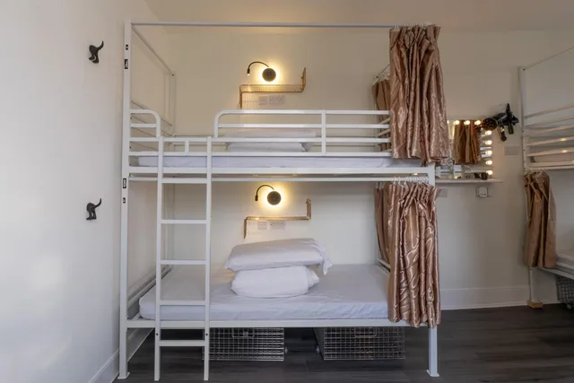 سكن مشترك بثمانية أسرّة للنساء، Book a Bed Hostels (ex. Venture Hostel) 3/5