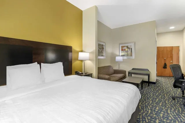 غرفة قياسية بسرير كينج مع أريكة، Best Western Plus Brunswick Inn & Suites 1/7