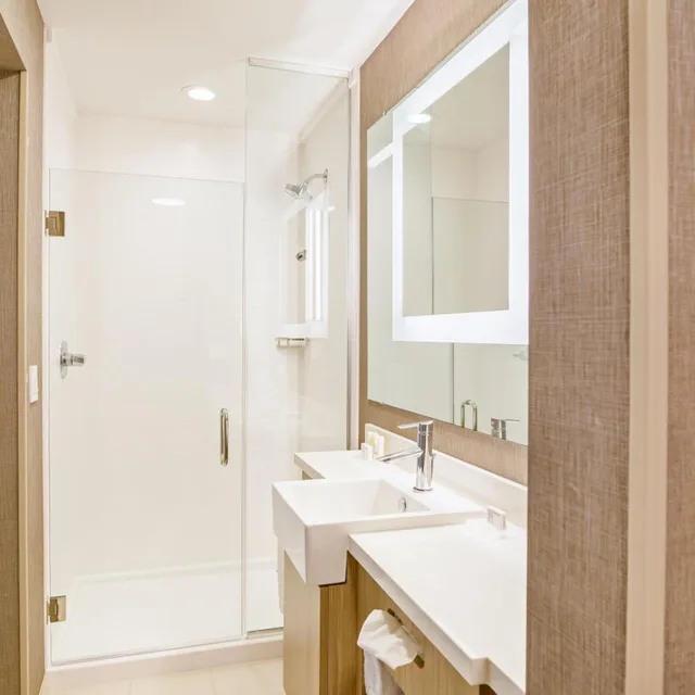 جناح بسرير كينج مع سرير سحّاب إضافي مع أريكة لذوي الإعاقة، SpringHill Suites by Marriott Topeka Southwest 1/2