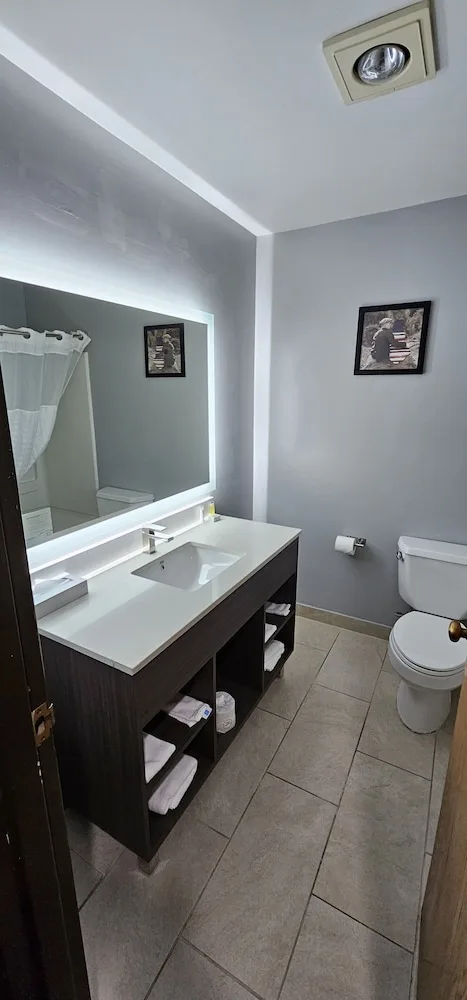 Efficiency, Studio, 2 Queen Beds، AmericInn by Wyndham Fort Atkinson 4/5