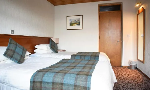 غرفة بسريرين منفصلين بإطلالة على البحر، The Royal Hotel, Portree 1/9