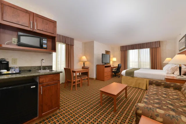 جناح بسرير كوين مع أريكة، Holiday Inn Express Rawlins 3/4