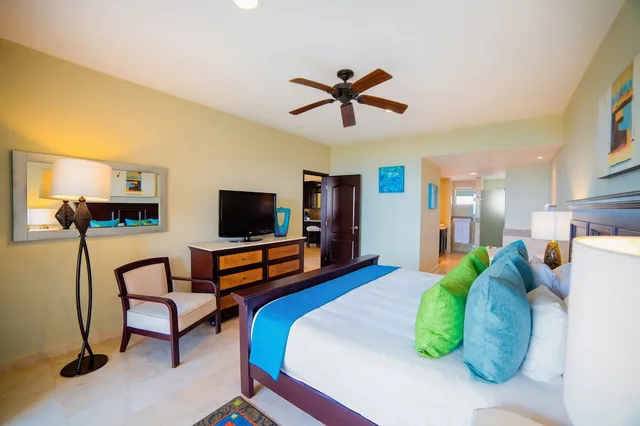 جناح بسرير كينج وسريرين كوين بإطلالة على البحر بغرفتي نوم مع أريكة، Villa del Palmar Cancun All Inclusive Beach Resort & Spa 1/5