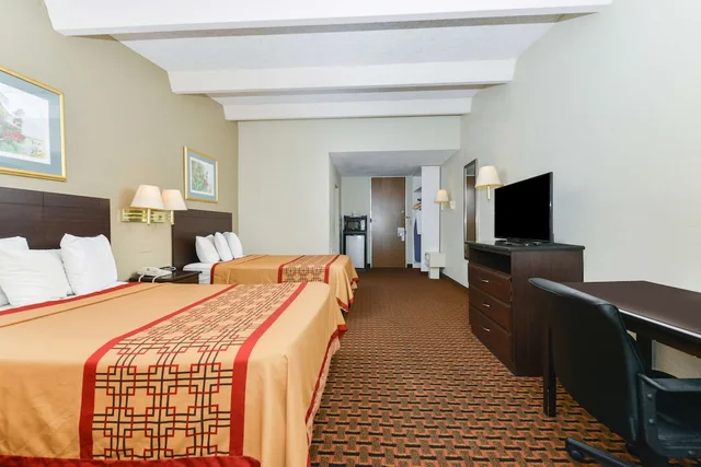 غرفة بسريرين مزدوجين بشرفة، Americas Best Value Inn Sarasota Downtown 3/4