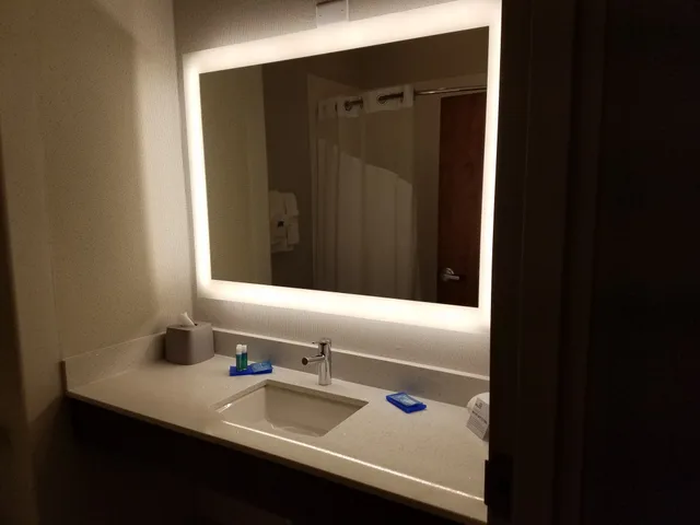 جناح بسرير كينج مع أريكة، Holiday Inn Express and Suites Rio Grande City 2/2