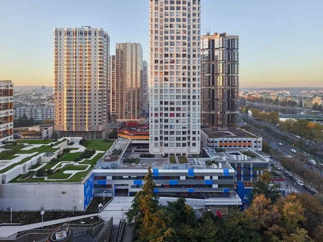 Sextuple room Seine view, Yooma Urban Lodge Paris Tour Eiffel 1/1