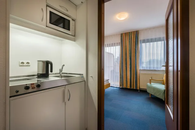 غرفة مفردة بحمام خاص بمطبخ صغير، acora Karlsruhe Zentrum Living the City 4/10
