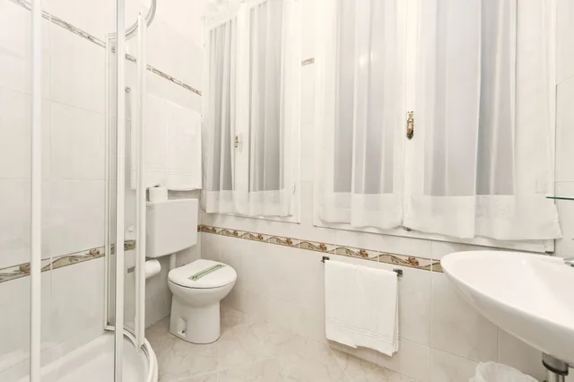 غرفة سوبيريور بسرير كوين وسرير فردي، Hotel Alla Fava 3/3