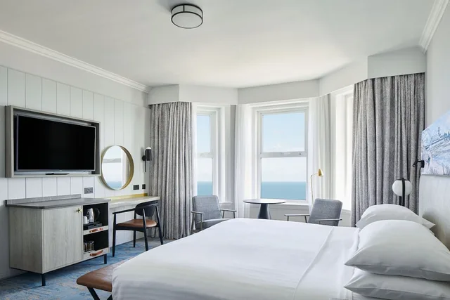 جناح جونيور بسرير كينج بإطلالة على البحر مع أريكة، Marriott Highcliff 2/8