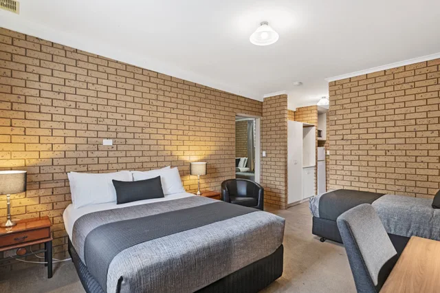 غرفة بسرير كوين وسرير فردي، Avondel Motor Inn Benalla 3/4