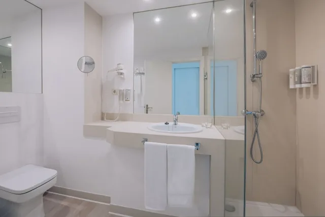 Star, Prestige, King Bed, Lateral Side Sea View، Iberostar Waves Bouganville Playa 3/3