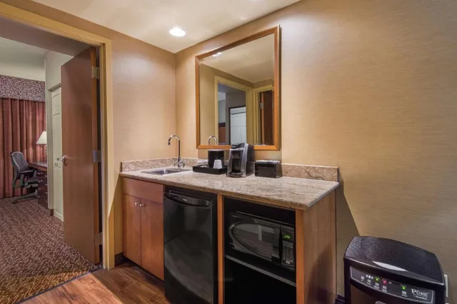 Pure, 2 Rooms, Wellness, Suite, King Bed, Mountain View, Sofa، Embassy Suites by Hilton Loveland Hotel Conference Center and Spa 3/3