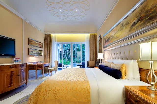 غرفة قياسية بسرير كينج بإطلالة على المسبح، Crowne Plaza Resort Sanya Bay 1/2