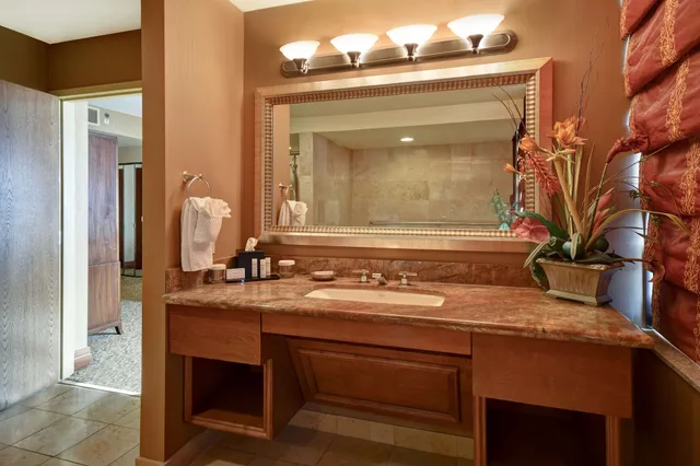 جناح رئاسي بسرير كينج مع أريكة بحوض جاكوزي، Embassy Suites by Hilton at Hot Springs Convention Center 8/9